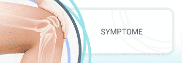 Ein Orthopäde legt die Hand auf das Knie eines Patienten, Knochen sind eingezeichnet, daneben der Schriftzug "Symptome"